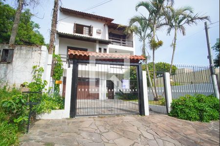Fachada de casa à venda com 4 quartos, 300m² em Vila Jardim, Porto Alegre