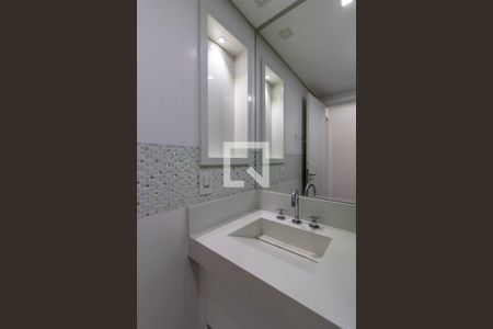 Banheiro de apartamento à venda com 2 quartos, 68m² em Jardim Flor da Montanha, Guarulhos