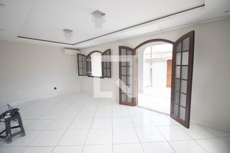 Sala de casa para alugar com 3 quartos, 110m² em Amendoeira, São Gonçalo