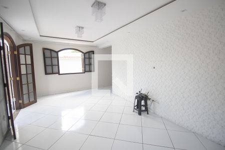 Sala de casa para alugar com 3 quartos, 110m² em Amendoeira, São Gonçalo