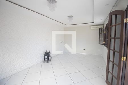 Sala de casa para alugar com 3 quartos, 110m² em Amendoeira, São Gonçalo
