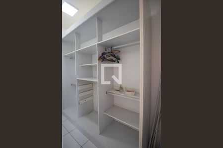 Closet da suíte 1 de casa para alugar com 3 quartos, 110m² em Amendoeira, São Gonçalo