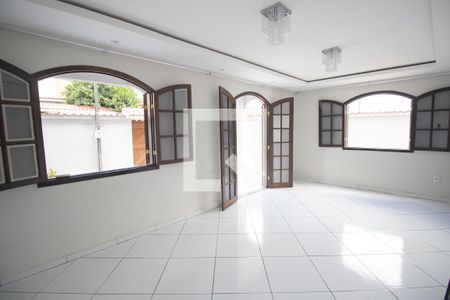 Sala de casa para alugar com 3 quartos, 110m² em Amendoeira, São Gonçalo