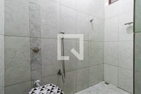 Banheiro social  de casa de condomínio à venda com 2 quartos, 50m² em Jardim Leblon, Belo Horizonte