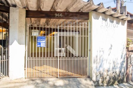 Fachada de casa à venda com 2 quartos, 180m² em Quitaúna, Osasco