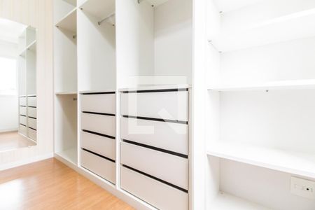 Closet da Suíte de apartamento à venda com 2 quartos, 76m² em Jardim Tupanci, Barueri