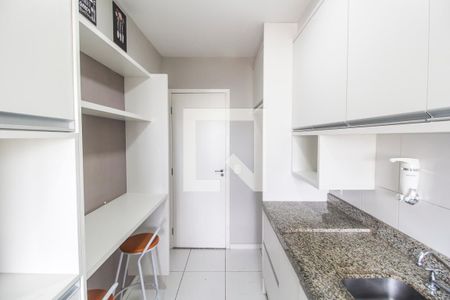 Cozinha de apartamento à venda com 2 quartos, 76m² em Jardim Tupanci, Barueri