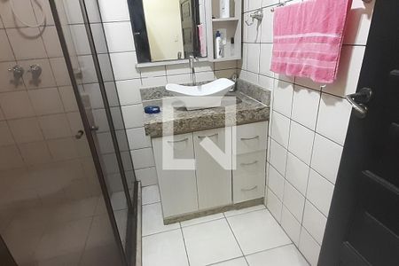 Banheiro de casa de condomínio à venda com 3 quartos, 300m² em Taquara, Rio de Janeiro