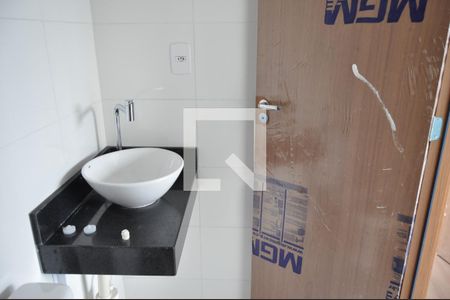 Banheiro de apartamento à venda com 2 quartos, 36m² em Del Castilho, Rio de Janeiro