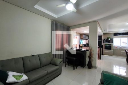 Sala de TV de casa de condomínio à venda com 3 quartos, 250m² em Swiss Park, Campinas