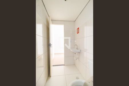 Banheiro de apartamento à venda com 2 quartos, 50m² em Vila Carmosina, São Paulo