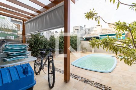 Quintal de casa à venda com 3 quartos, 141m² em Hípica, Porto Alegre