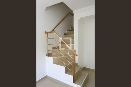 Escada de casa de condomínio para alugar com 2 quartos, 103m² em Campo Limpo, São Paulo