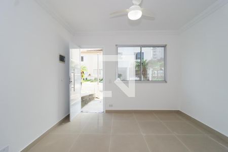 Sala de casa de condomínio para alugar com 2 quartos, 103m² em Campo Limpo, São Paulo