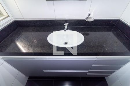 Banheiro de apartamento à venda com 3 quartos, 64m² em Vila Ivone, São Paulo