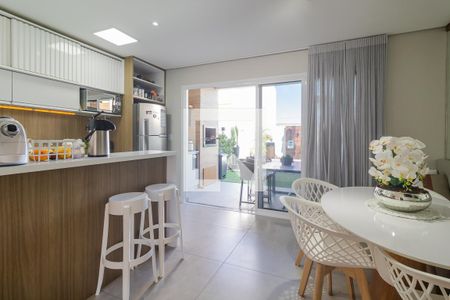 Sala de casa à venda com 3 quartos, 160m² em Guarujá, Porto Alegre