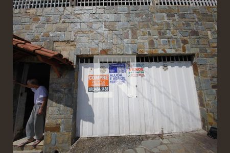 Plaquinha de casa à venda com 3 quartos, 276m² em Carlos Prates, Belo Horizonte