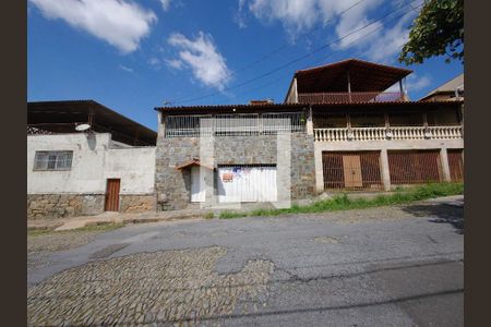 Fachada de casa à venda com 3 quartos, 276m² em Carlos Prates, Belo Horizonte