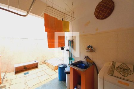 Área de Serviço de casa para alugar com 3 quartos, 450m² em Jardim Itamarati, Campinas