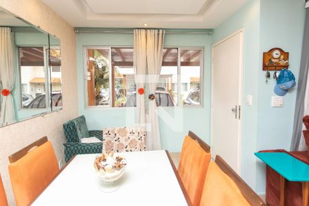 Sala de casa de condomínio à venda com 2 quartos, 300m² em Rubem Berta, Porto Alegre