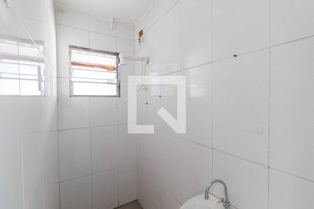 Banheiro de casa para alugar com 1 quarto, 25m² em Vila Franci, São Paulo