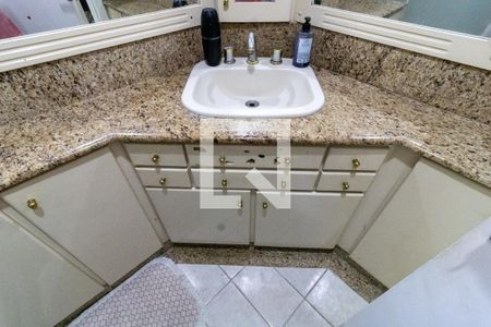 Banheiro de apartamento à venda com 3 quartos, 70m² em Santo Antônio, Porto Alegre