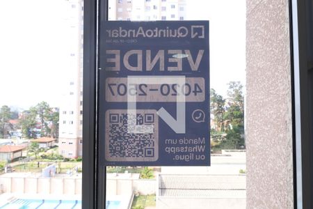 Placa instalada na janela da sala de apartamento à venda com 2 quartos, 42m² em Jardim Nossa Senhora do Carmo, São Paulo