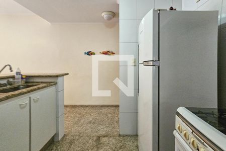 Cozinha de apartamento para alugar com 2 quartos, 70m² em Jardim Tres Marias, Guarujá