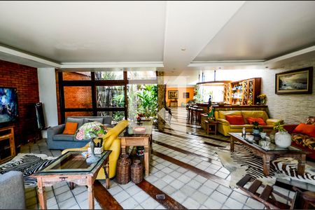 Sala de casa à venda com 8 quartos, 640m² em Grajaú, Rio de Janeiro
