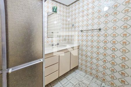 Banheiro da suíte 1 de apartamento para alugar com 2 quartos, 133m² em Centro, Guarujá
