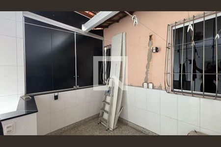 Área Externa de casa à venda com 3 quartos, 250m² em Ana Lúcia, Belo Horizonte