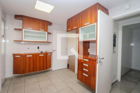 Cozinha de casa de condomínio à venda com 3 quartos, 350m² em Real Parque, São Paulo