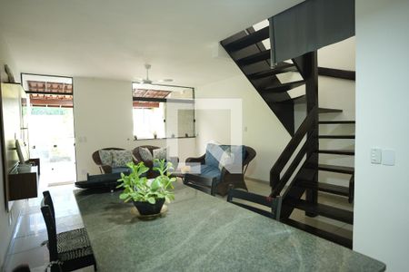Sala de casa de condomínio para alugar com 3 quartos, 140m² em Piatã, Salvador