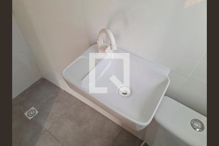 Banheiro de kitnet/studio para alugar com 1 quarto, 18m² em Parada Inglesa, São Paulo