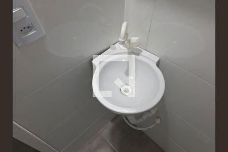 Banheiro de kitnet/studio para alugar com 1 quarto, 20m² em Parada Inglesa, São Paulo