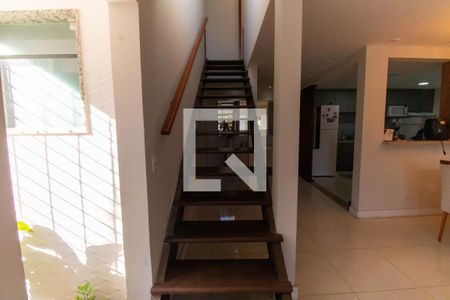 Escada de casa à venda com 3 quartos, 240m² em Serra Grande, Niterói