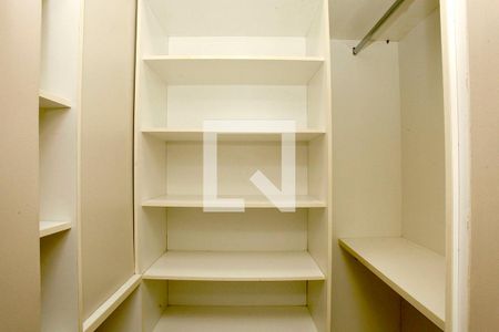 Detalhe Closet de apartamento para alugar com 1 quarto, 33m² em Moinhos de Vento, Porto Alegre