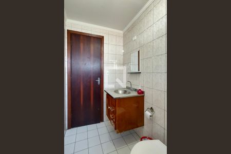 Banheiro de apartamento para alugar com 2 quartos, 70m² em Maracanã, Praia Grande