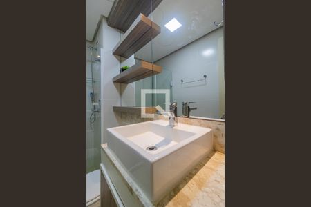 Banheiro de apartamento à venda com 3 quartos, 84m² em Azenha, Porto Alegre