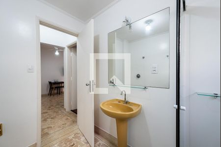 Banheiro de apartamento para alugar com 1 quarto, 60m² em Gonzaga, Santos