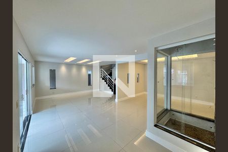 Sala de casa para alugar com 5 quartos, 300m² em Vargem Pequena, Rio de Janeiro