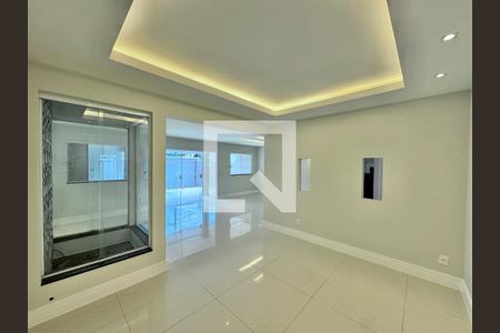 Sala de casa para alugar com 5 quartos, 300m² em Vargem Pequena, Rio de Janeiro