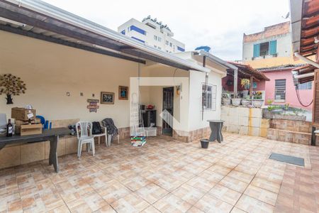 Quintal de casa à venda com 4 quartos, 250m² em Santa Cruz, Belo Horizonte