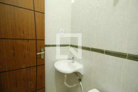 Banheiro de kitnet/studio para alugar com 1 quarto, 35m² em Taquara, Rio de Janeiro