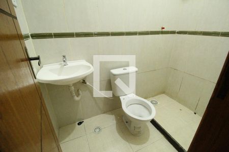 Banheiro de kitnet/studio para alugar com 1 quarto, 35m² em Taquara, Rio de Janeiro