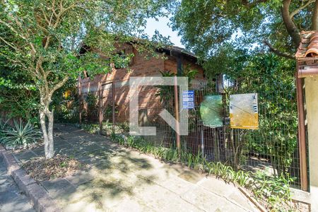 Fachada de casa à venda com 4 quartos, 390m² em Vila Nova, Porto Alegre
