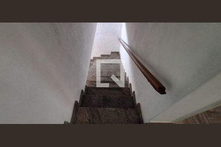 Escada de casa para alugar com 2 quartos, 120m² em Santa Paula, São Caetano do Sul