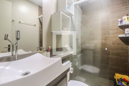 Banheiro de casa de condomínio à venda com 2 quartos, 88m² em Humaitá, Porto Alegre