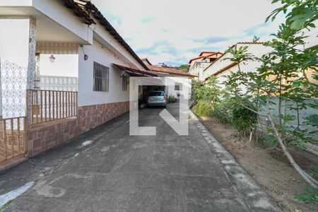 Garagem de casa à venda com 3 quartos, 160m² em Industrial, Contagem