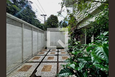 Garagem de casa à venda com 4 quartos, 300m² em Granja Julieta, São Paulo